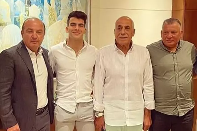 زيزو يكشف: حسين لبيب قدم لي عرضاً لتجديد عقدي يشمل ‘فيلا’، ووالدي يستحق العمولة