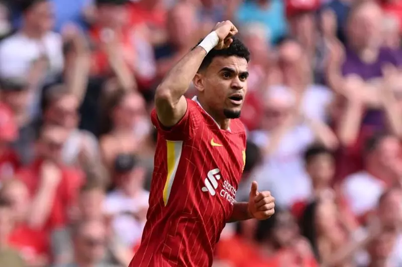 ليفربول يتمسك بلاعبه لويس دياز ويرفض عروض البيع خلال الصيف الحالي